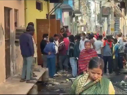 दिल्ली में प्रेग्नेंट पत्नी, तीन बेटियों का गला काटा:बच्चियों की उम्र 3, 4 और 5 साल; पति फरार, बेटे की चाहत में हत्या की आशंका