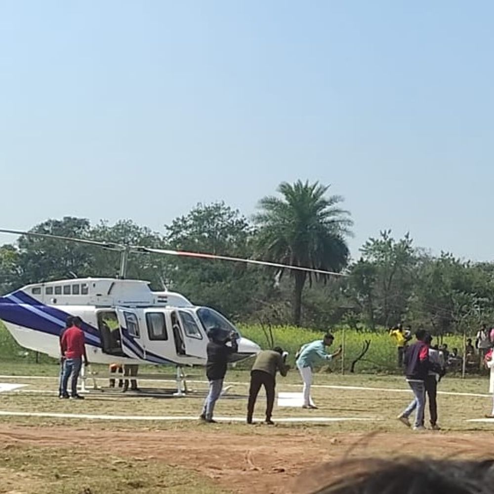 सतना से शहडोल हेलीकॉप्टर से पहुंची दुल्हन:किसान परिवार के घर आई बहू, हेलीपैड पर लोगों की भीड़ लगी