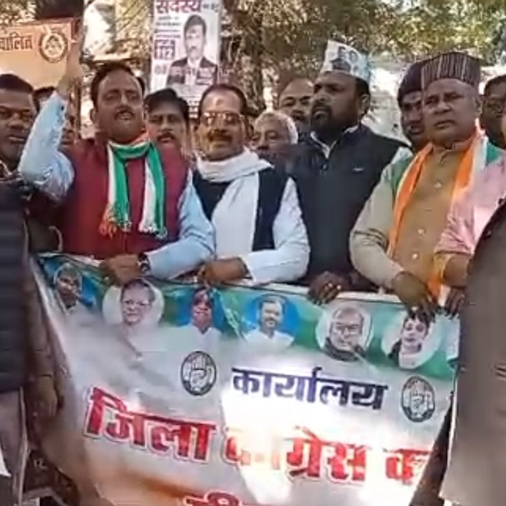 मिर्जापुर में कांग्रेस का प्रदर्शन:कांग्रेसी बोले-पानी की टंकियां बन गई, लेकिन पानी नहीं आ रहा