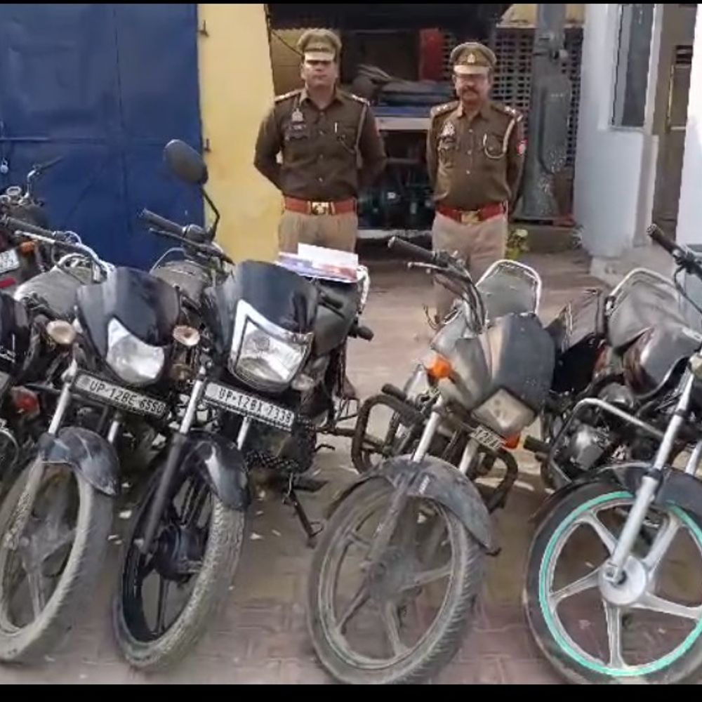 मुजफ्फरनगर में मुर्गों की लड़ाई पर पुलिस का छापा:सट्टेबाजी करते युवक फरार, मौके से 11 बाइकें जब्त कर सीज