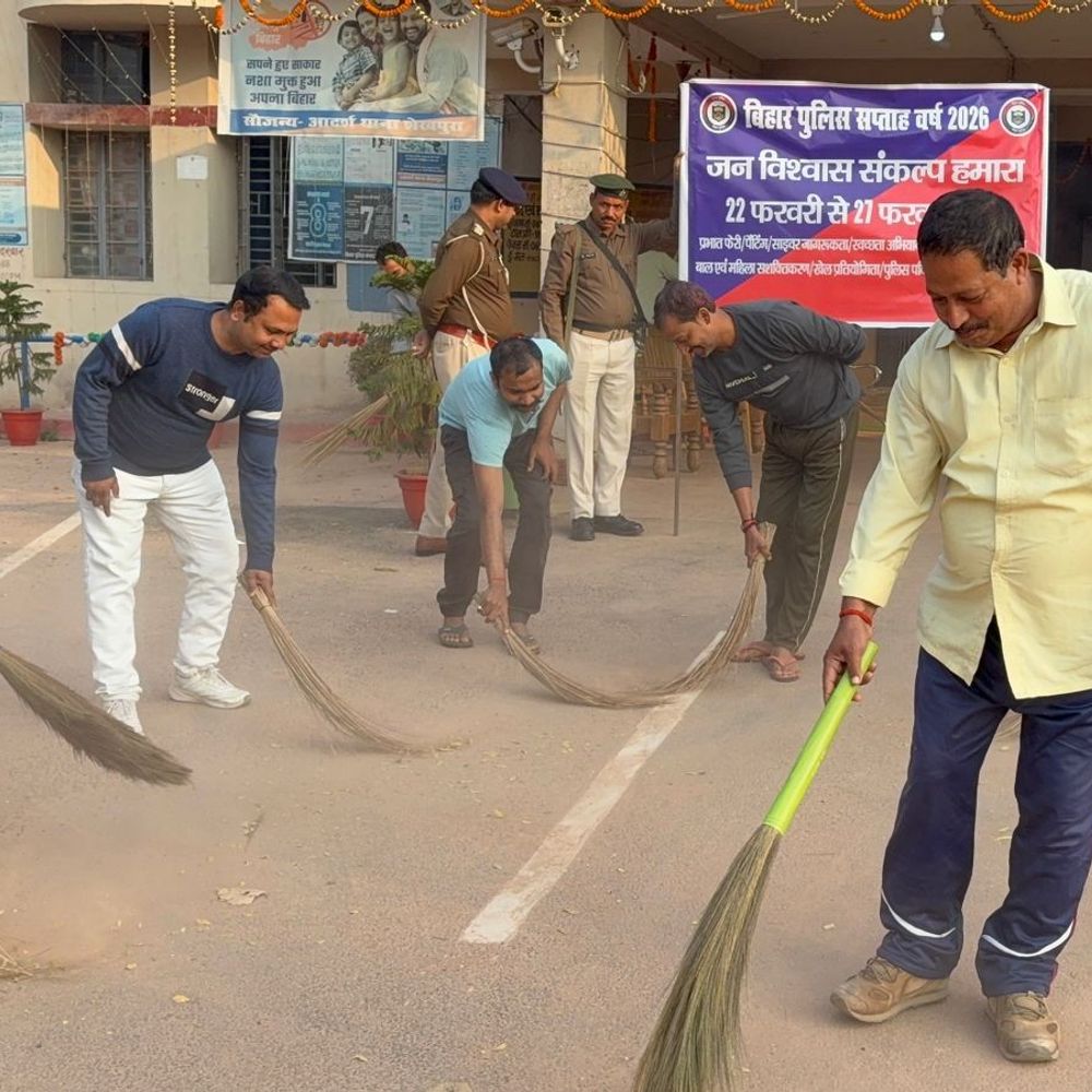 थाना- पुलिस लाइन और सड़कें साफ करने उतरे जवान:पुलिस सप्ताह शुरू, पुलिसकर्मियों ने चलाया अभियान, प्रभात फेरी, पेंटिंग से करेंगे जागरूक