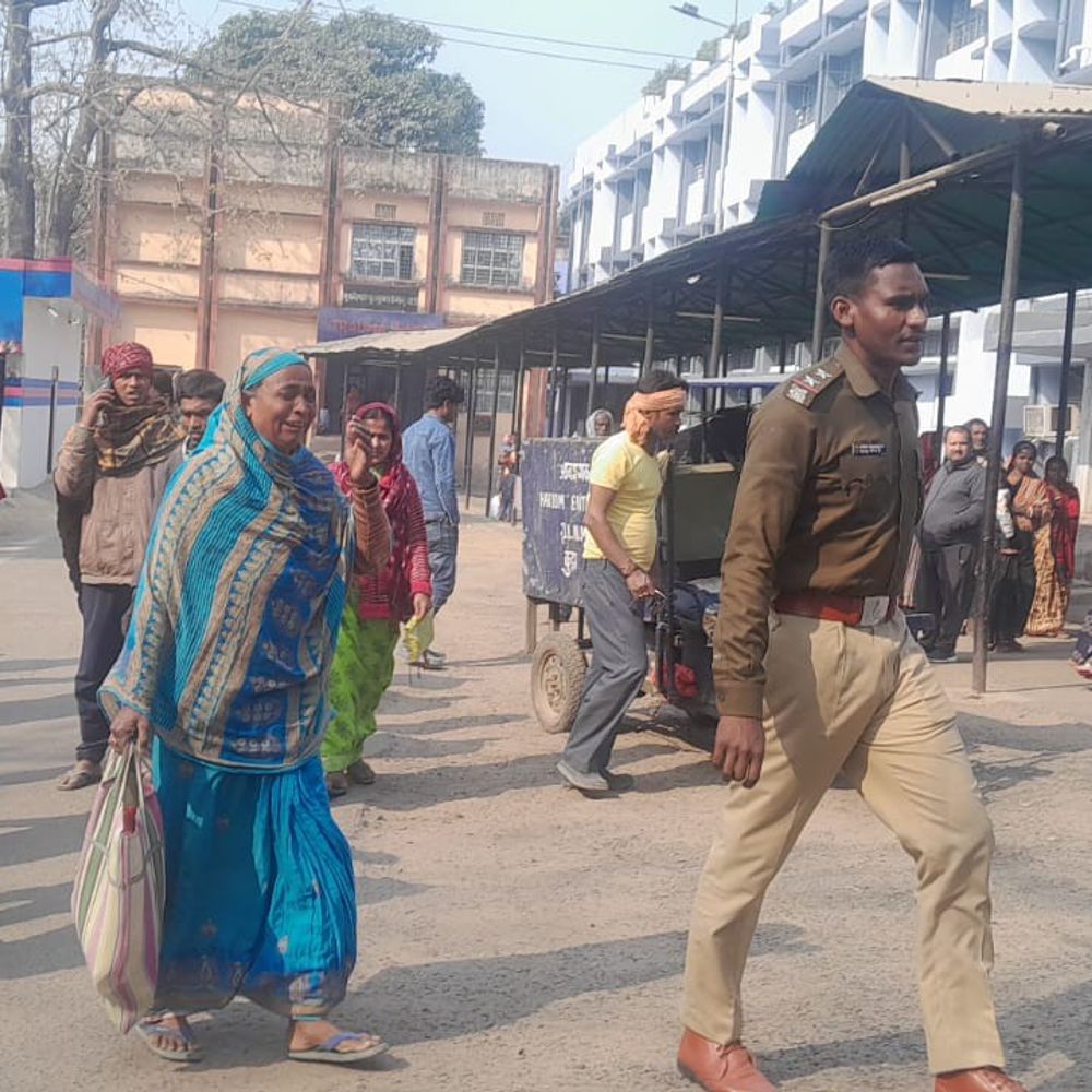 भागलपुर के मायागंज अस्पताल में फर्जी डॉक्टर बनकर ठगी:परिजनों ने पकड़कर की पिटाई, आरोपी फरार; पुलिस ने भाई को हिरासत में लिया