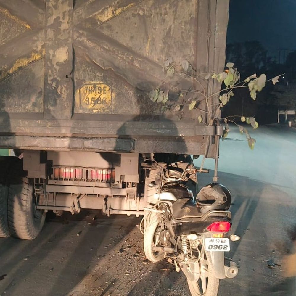 ट्रेलर से टकराई बाइक, युवक की मौत:दूसरा युवक घायल, मुड़वानी डैम के पास हादसा