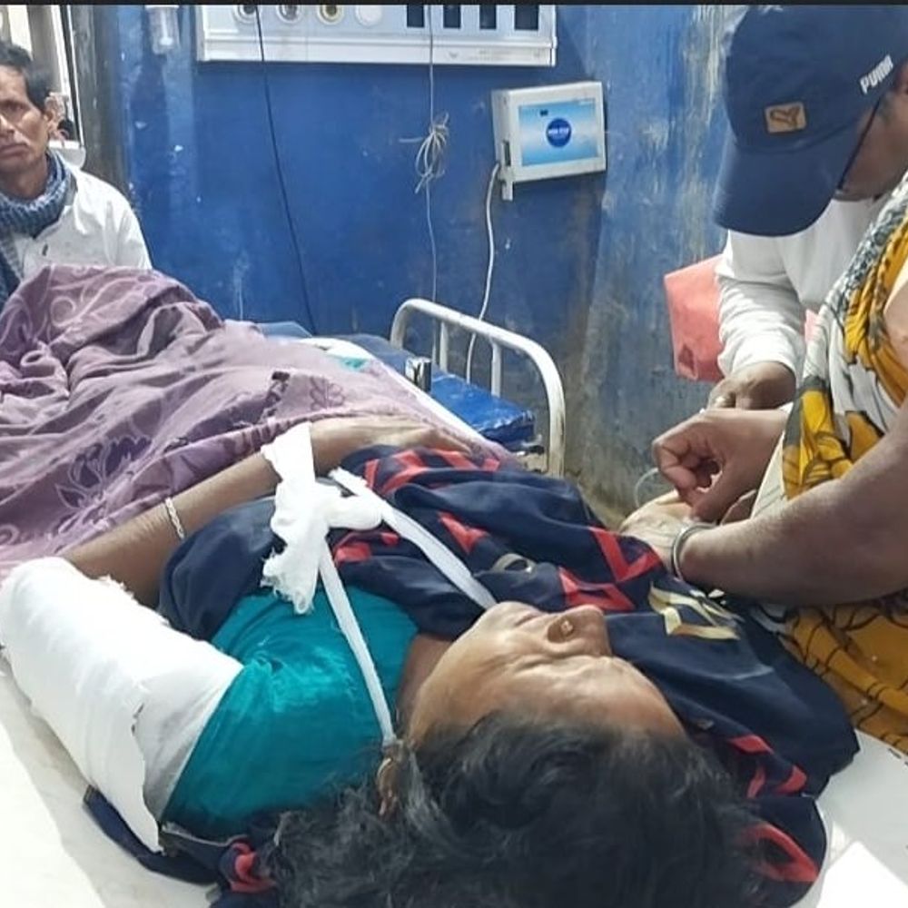 हिसुआ के बाजरा गांव में सड़क दुर्घटना:बाइक सवार दो लोग गंभीर रूप से घायल, हालत नाजुक होने पर नवादा रेफर