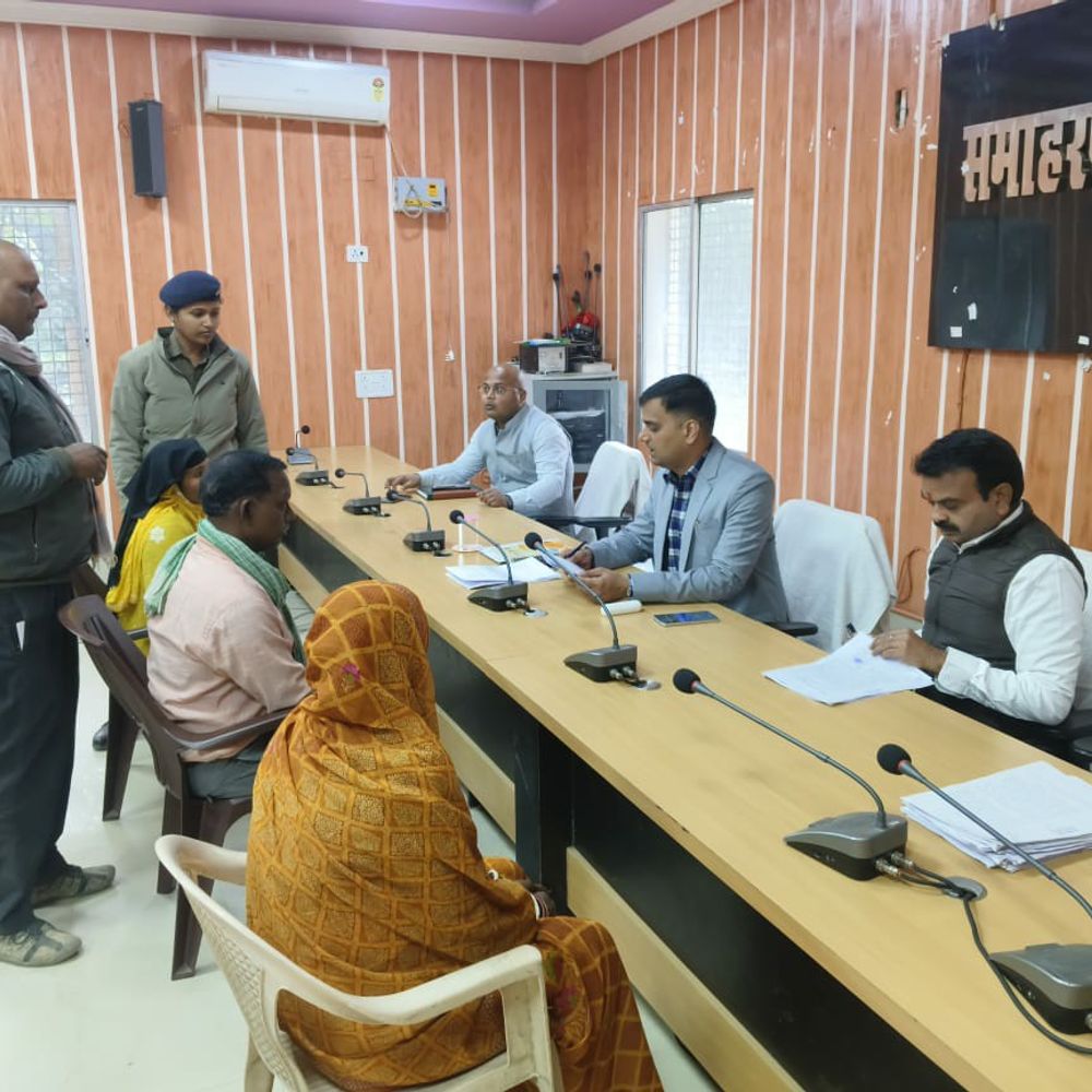 कटिहार डीएम ने जनसुनवाई की:25 लोगों की शिकायतें सुनीं, 12 मामले भूमि विवाद से संबंधित थे