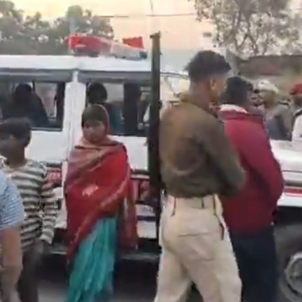 सीतामढ़ी में मोटर साइकिल चोरी करते युवक रंगेहाथ पकड़ाया:बाइक से छेड़छाड़ कर रहा था, ग्रामीणों को शक होने पर पकड़ा, पुलिस को सौंपा