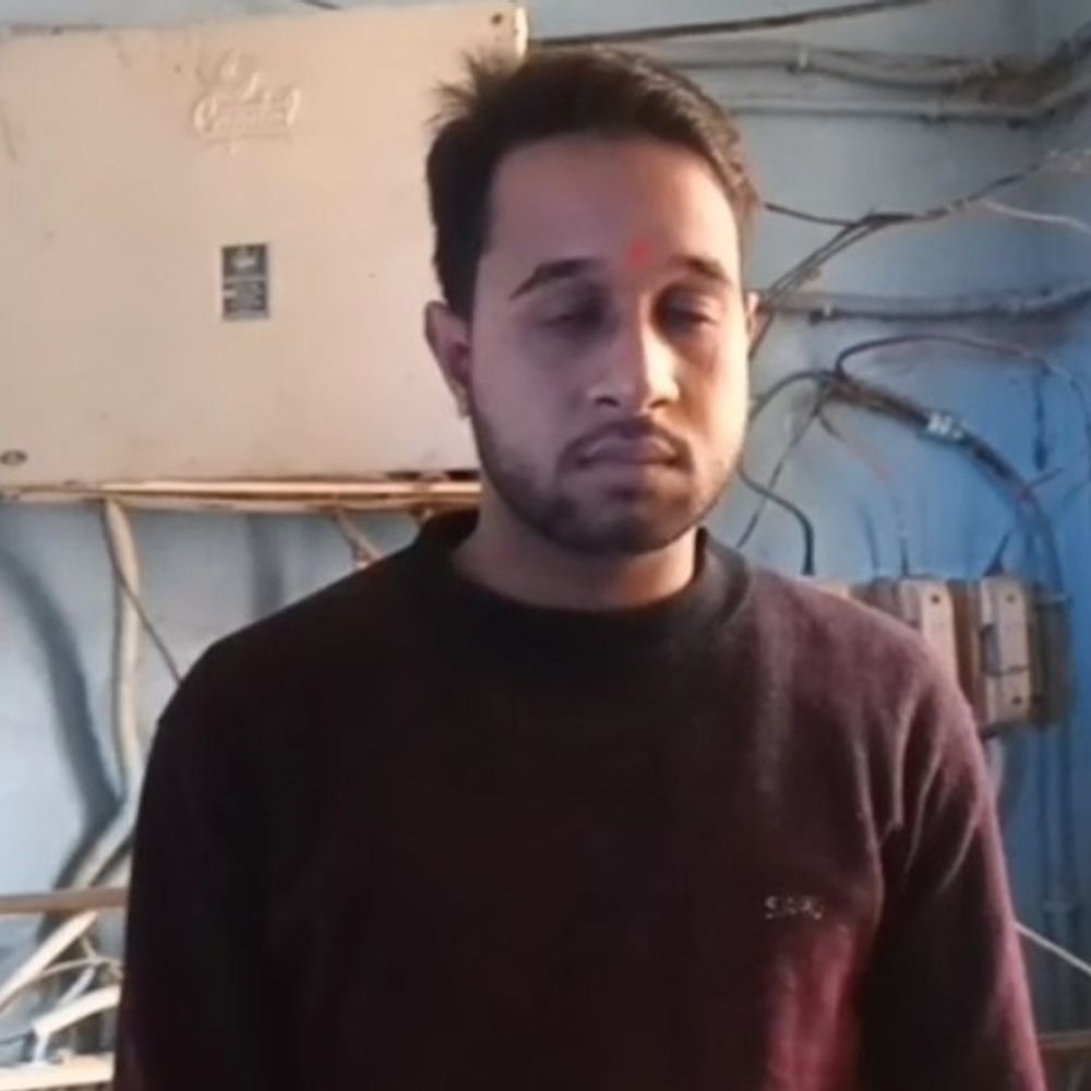 नवादा में इंटर परीक्षा में फर्जी परीक्षार्थी गिरफ्तार:दोस्त की जगह दे रहा था एग्जाम, 14 हजार में हुआ था सौदा, परीक्षा केंद्र से पुलिस के हवाले