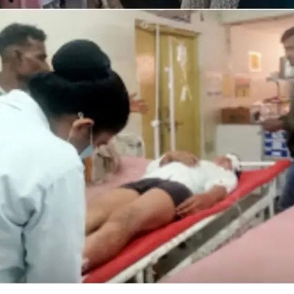 सरकारी स्कूल के वॉशरूम में छात्र को लगा करंट:झटका लगते ही फर्श पर गिरा, गंभीर हालत में कटनी रेफर