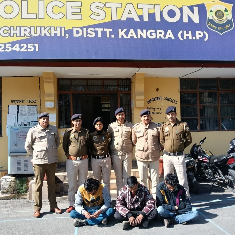 कांगड़ा में ट्रैफिक चेकिंग नशे के साथ तीन गिरफ्तार:पिकअप ट्राले की तलाशी में140 ग्राम चरस बरामद, एनडीपीएस का केस