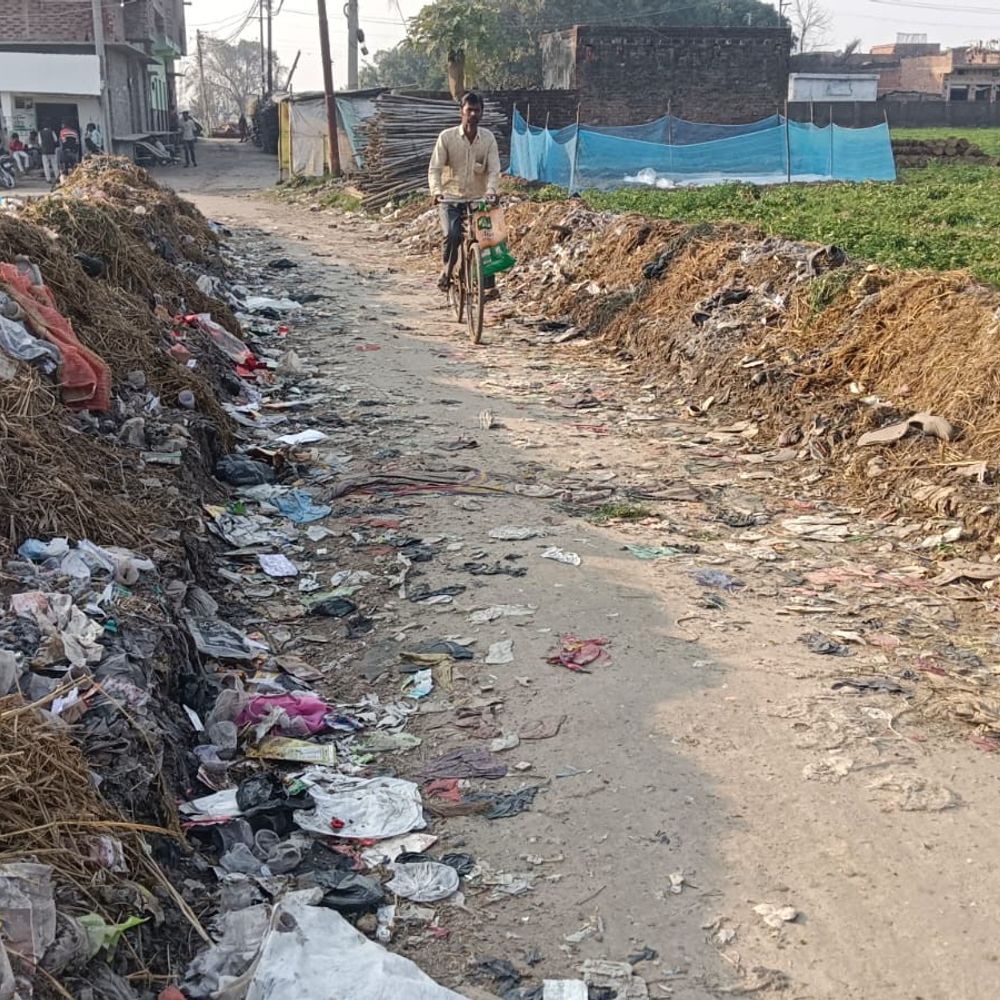 संभल में कांवड़ मार्ग की बदहाल सड़क पर प्रदर्शन:ग्रामीणों ने तत्काल सफाई और मरम्मत की मांग की, दी चेतावनी