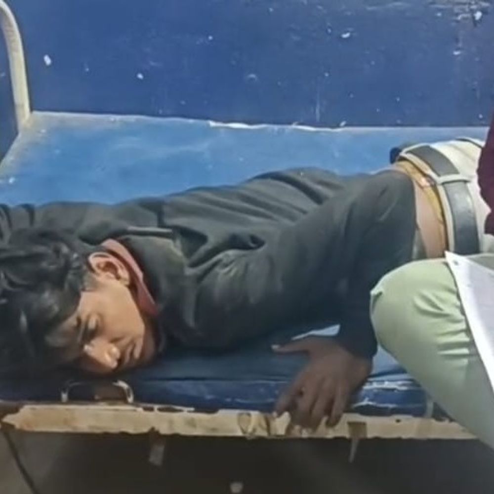 नवादा में परीक्षा केंद्र के पास युवक के साथ मारपीट:गंभीर रूप से घायल, 12th का एग्जाम छूटा; परिवार ने पुलिस से कार्रवाई की मांग की