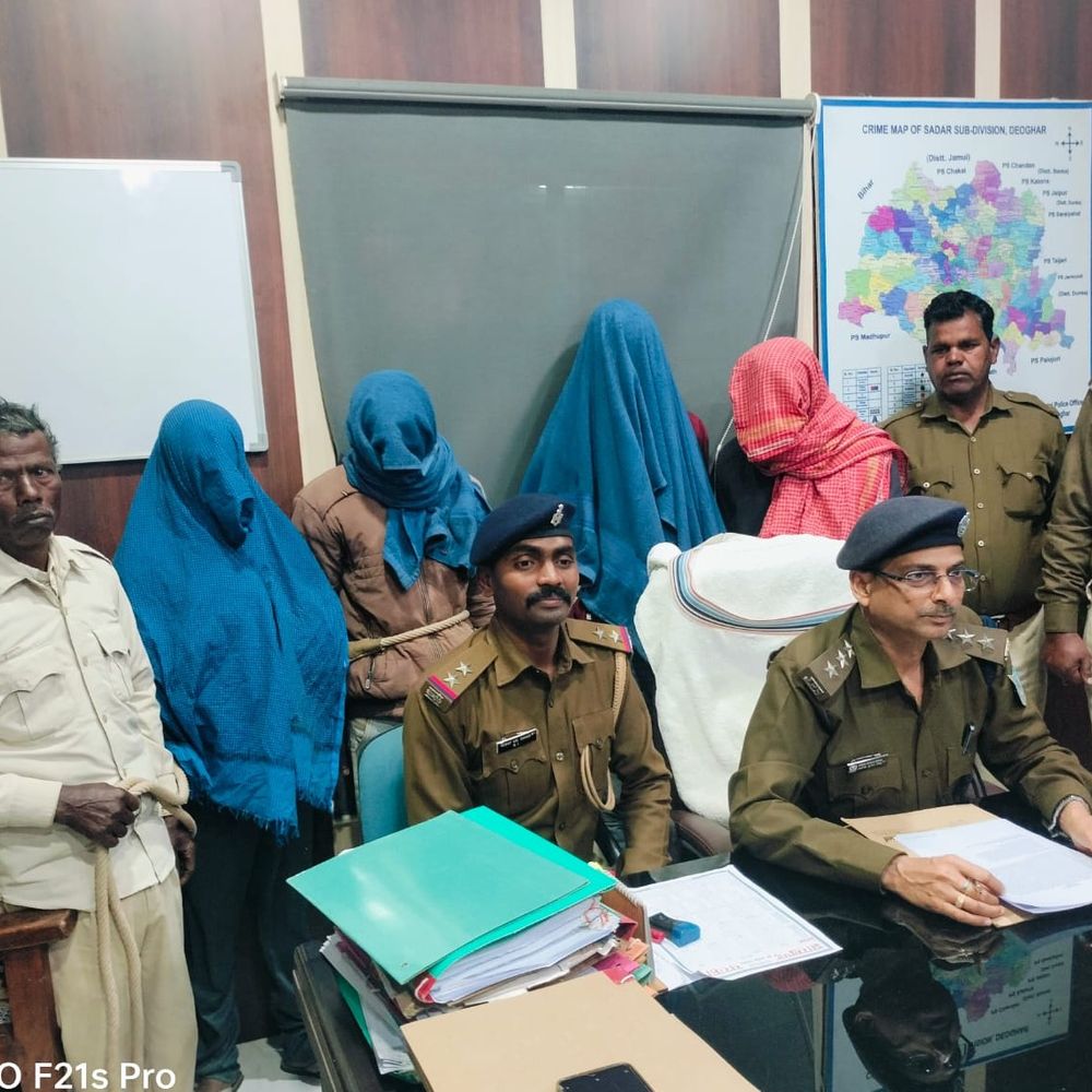 देवघर के सोनारायठाढ़ी में चोरी की बाइकें बरामद:पुलिस ने रात में छापेमारी कर मोबाइल और चार मोटरसाइकिलें जब्त कीं, चार गिरफ्तार