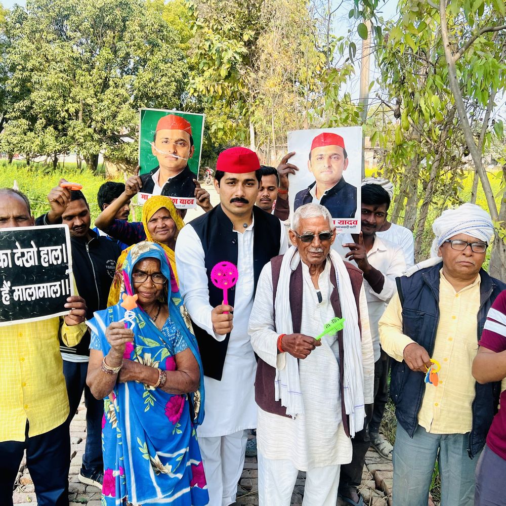 विधानसभा में पेश हुए बजट पर सपा का विरोध:सपा नेता ने झुनझुना बजाकर किया विरोध, कहा- बजट पूंजीपतियों तक सीमित