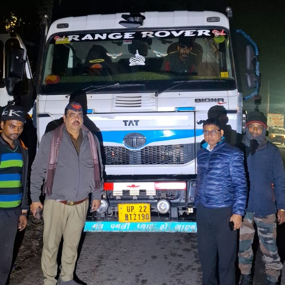 रामपुर में ओवरलोड डंपरों पर कार्रवाई, तीन सीज:डीएम के निर्देश पर मंडी समिति गेट के पास चालान काटे, 2.56 लाख जुर्माना लगाया