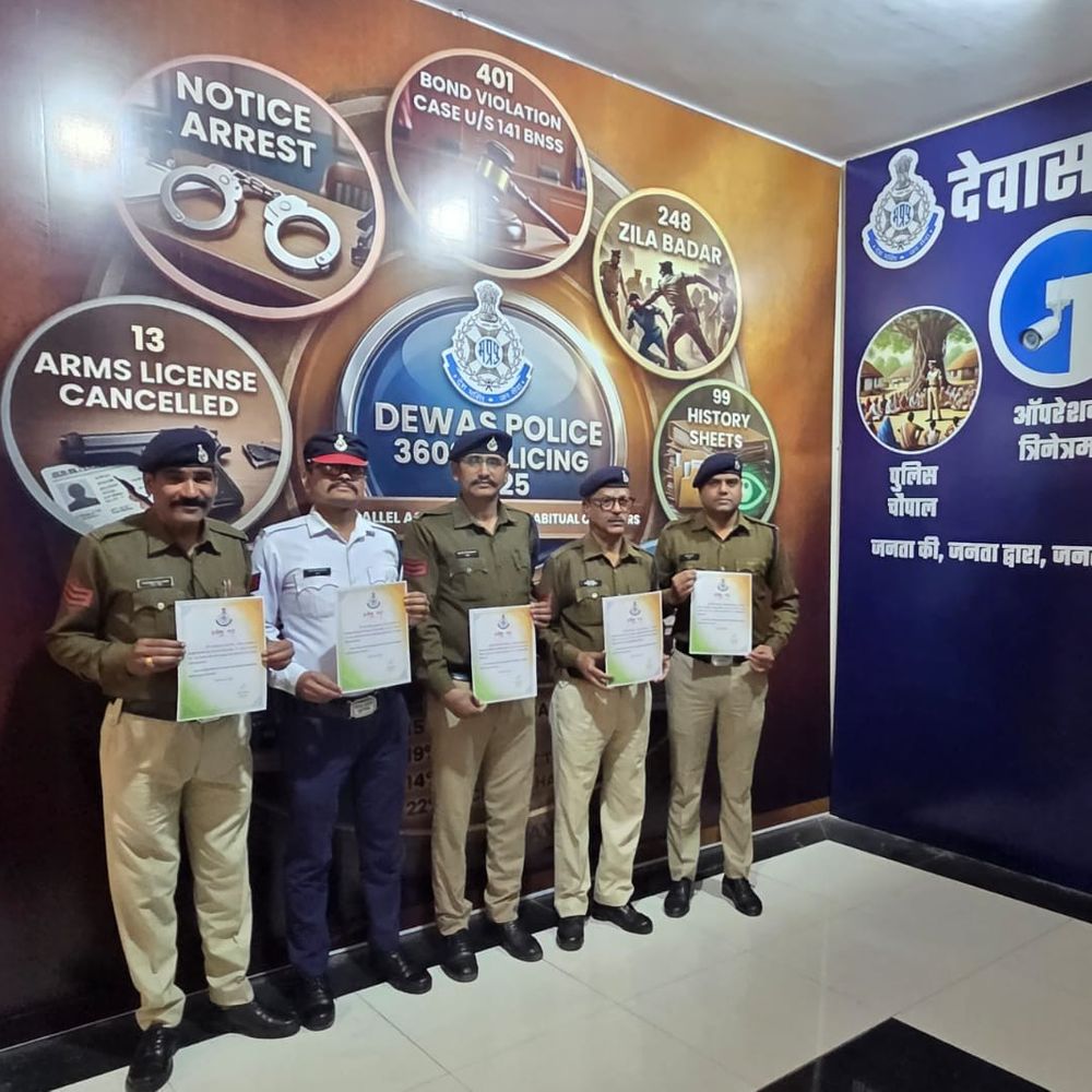 देवास के 5 पुलिसकर्मी केंद्रीय गृहमंत्री पदक से सम्मानित:2 को अति उत्कृष्ट, 3 को उत्कृष्ट सेवा पदक; एसपी ने किया सम्मान