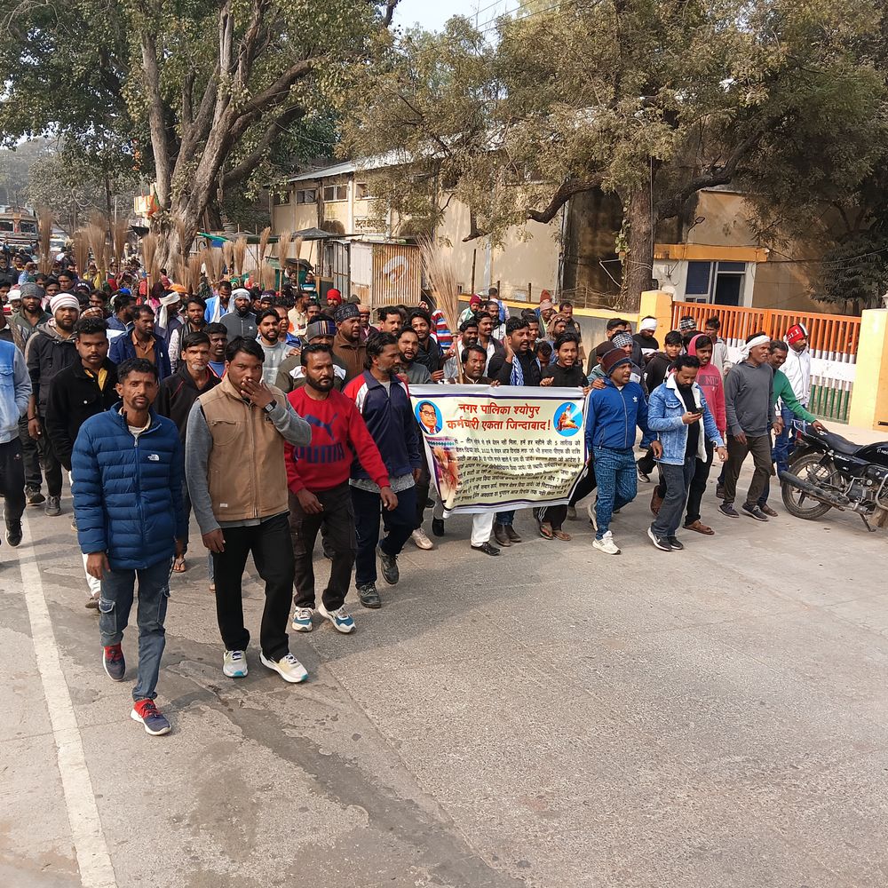 सफाईकर्मियों को 3 महीने से वेतन नहीं मिला:कलेक्ट्रेट तक पैदल मार्च, विधायक बोले- 4 दिन में पेमेंट नहीं किया तो FIR कराएंगे