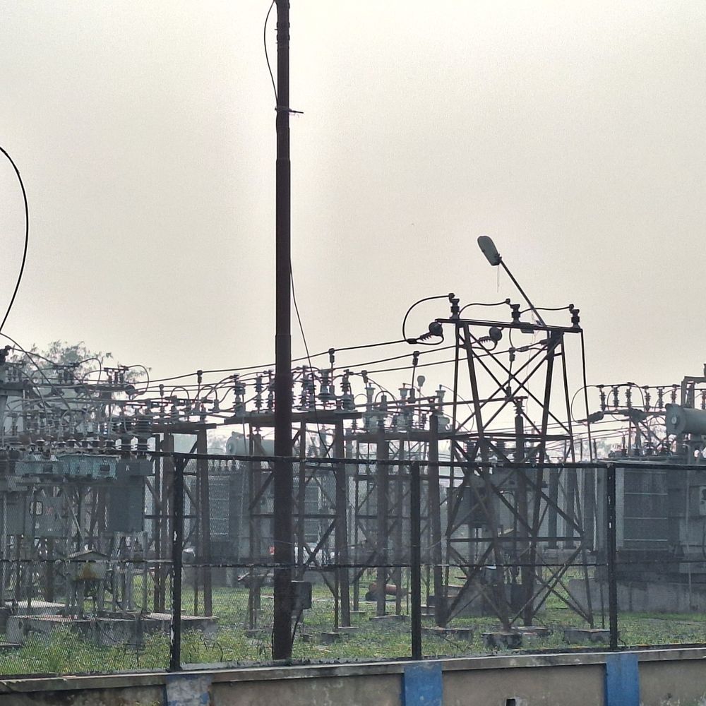 लौरिया में बिजली चोरी के मामले में विभाग की कार्रवाई:24 उपभोक्ताओं पर FIR, 7 लाख रुपए का जुर्माना लगाया