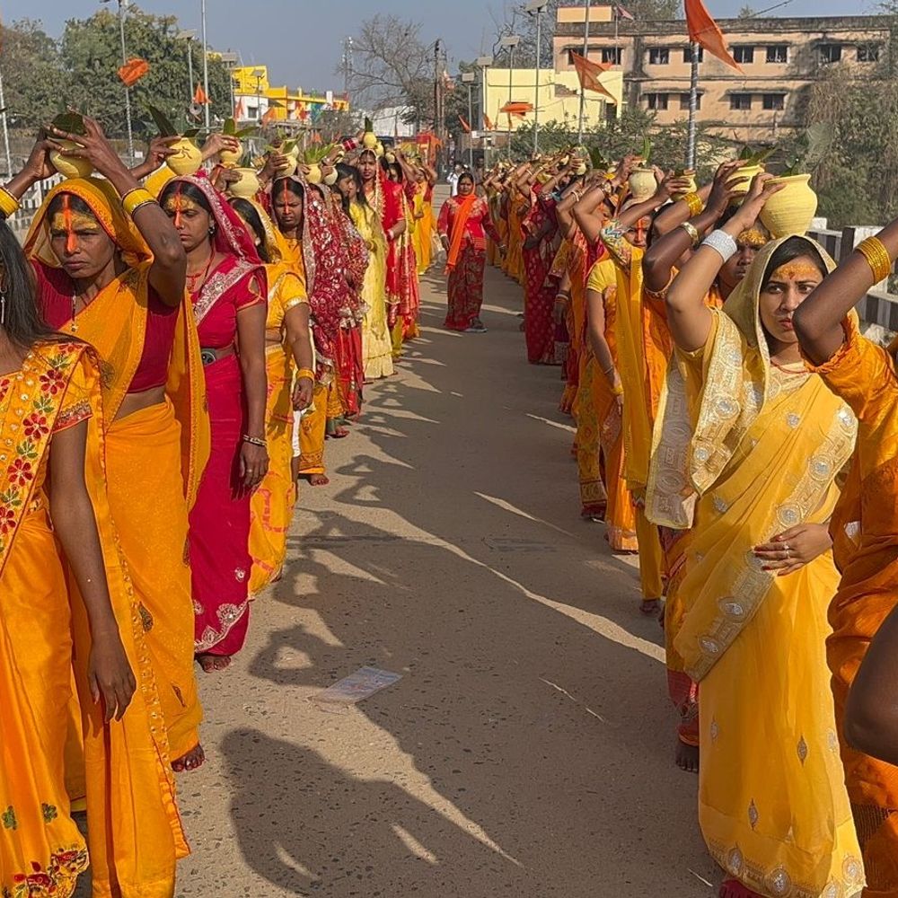 गिरिडीह में श्रीरामचरितमानस महायज्ञ का शुभारंभ:कलश यात्रा के साथ हनुमंत, राधा-कृष्ण व शिव दरबार प्राण प्रतिष्ठा