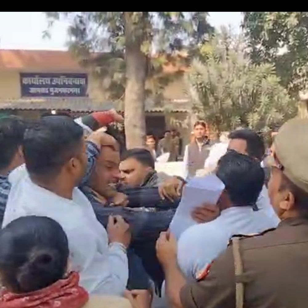 मुजफ्फरनगर तहसील में बैनामे को लेकर मारपीट:बुजुर्ग की बेटी-दामाद ने किया विरोध, वकीलों से भिड़े परिजन