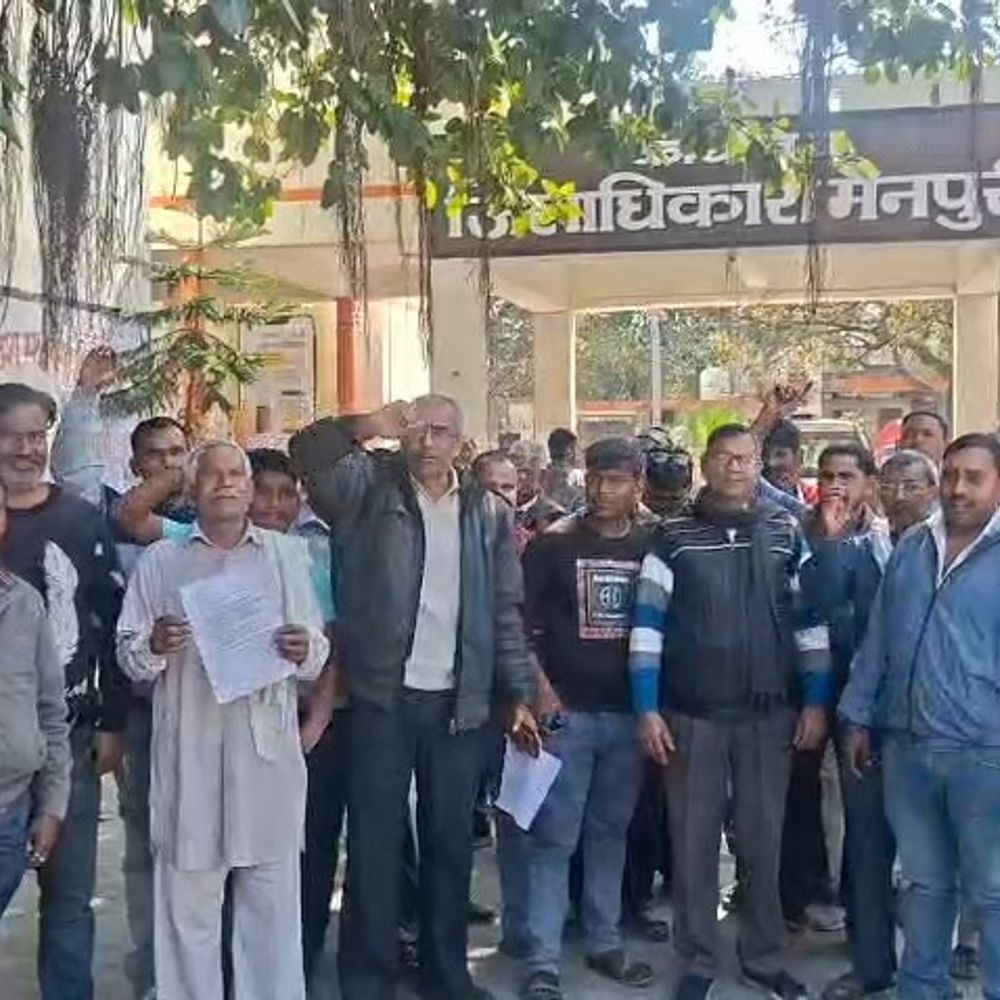 मैनपुरी में रेलवे लाइन से रास्ता बंद, 80% खेत प्रभावित:किसान परेशान, डीएम से सर्विस रोड की मांग