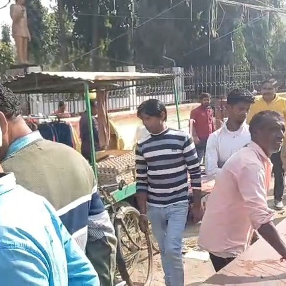 जमुई में कचहरी चौक से अतिक्रमण हटाओ अभियान:जेसीबी से ठेले-दुकानें हटाईं, नियम तोड़ने वालों पर जुर्माना, 6-8 वेंडिंग जोन में शिफ्ट की तैयारी