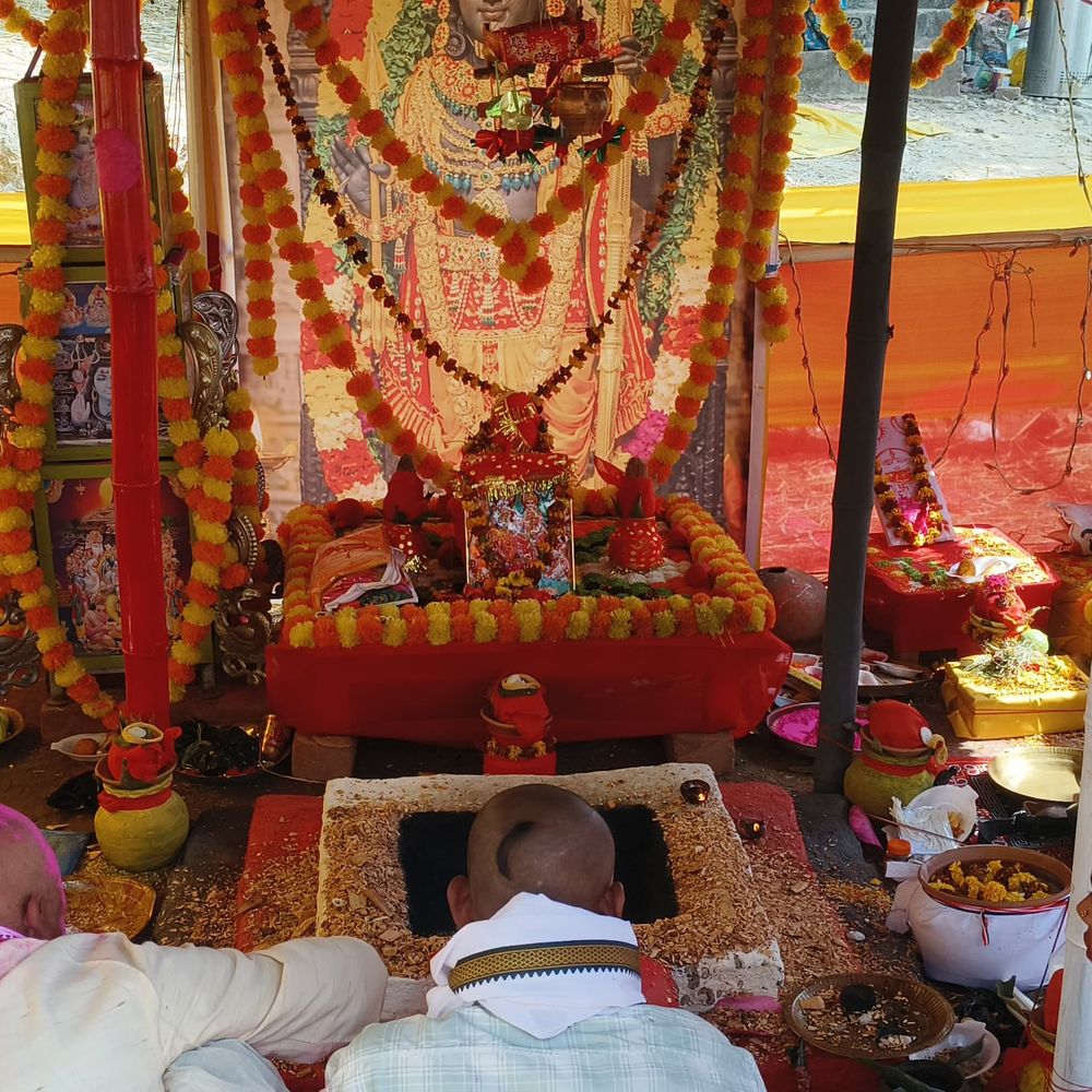 शेखपुरा में देवी-देवताओं की प्राण प्रतिष्ठा संपन्न हुई:खांड पर पहाड़ पर स्थापित हुए विग्रह, उमड़ी श्रद्धालुओं की भीड़