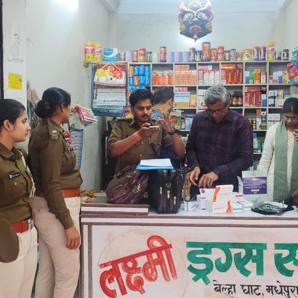 मेडिकल स्टोर में छापेमारी, अवैध दवाएं जब्त:मधेपुरा में होली को लेकर प्रशासन अलर्ट, कई दुकानें सील