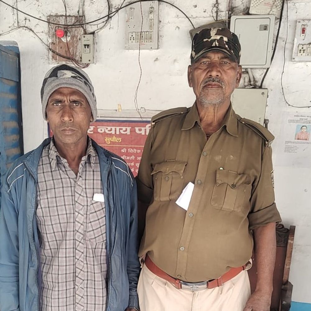 वीरपुर पुलिस ने फरार अभियुक्त को पकड़ा:माल कोशिकापुर वार्ड 11 से छापेमारी कर हुई गिरफ्तारी