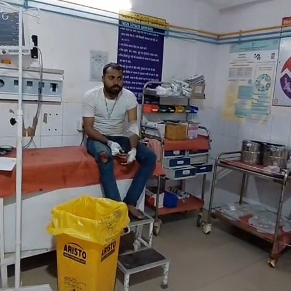 तेज रफ्तार ट्रक ने मामा-भांजी को मारी टक्कर:जमुई के चीनवरिया में हादसा, चालक फरार; दोनों अस्पताल में भर्ती