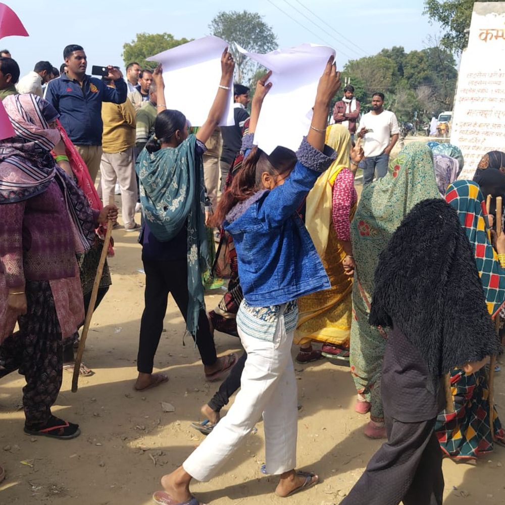 मथुरा में शराब ठेके के विरोध में ग्रामीणों का प्रदर्शन:पुलिस से हुई तीखी नोंकझोंक, थानेदार ने दी धमकी