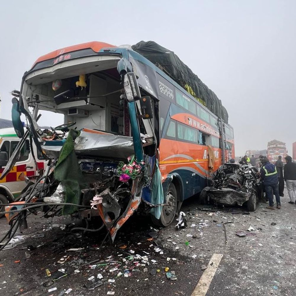 उन्नाव एक्सप्रेसवे पर वाहनों की टक्कर:घने कोहरे के कारण बस-ट्रक और कारें टकराईं, 2 किमी लंबा जाम लगा