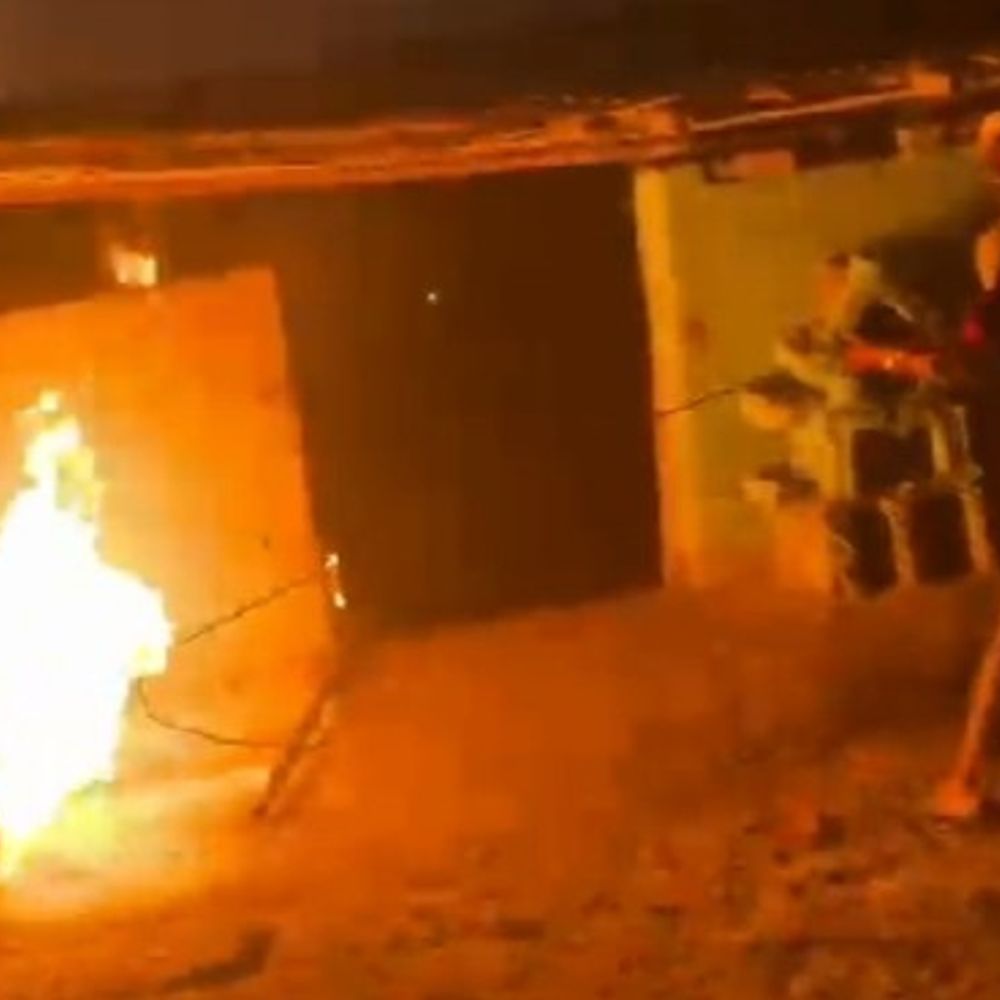 2 घरों में आग लगी, 5 लाख का नुकसान:भागलपुर में युवक झुलसा; जान जोखिम में डाल जलता सिलेंडर निकाला