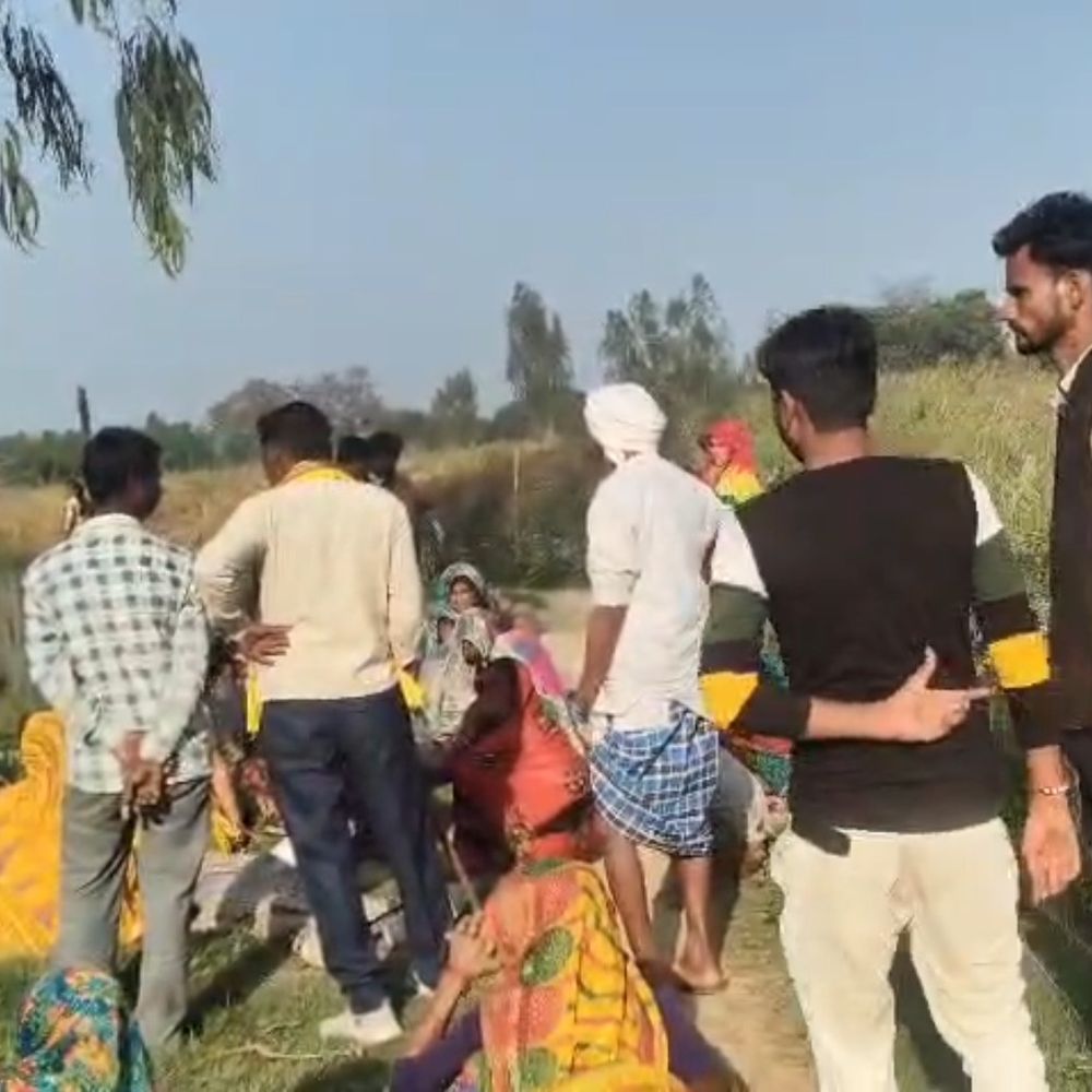 नीम के पेड़ से लटका मिला युवक का शव:हरदोई में संदिग्ध परिस्थितियों में हुई मौत, पुलिस जांच में जुटी