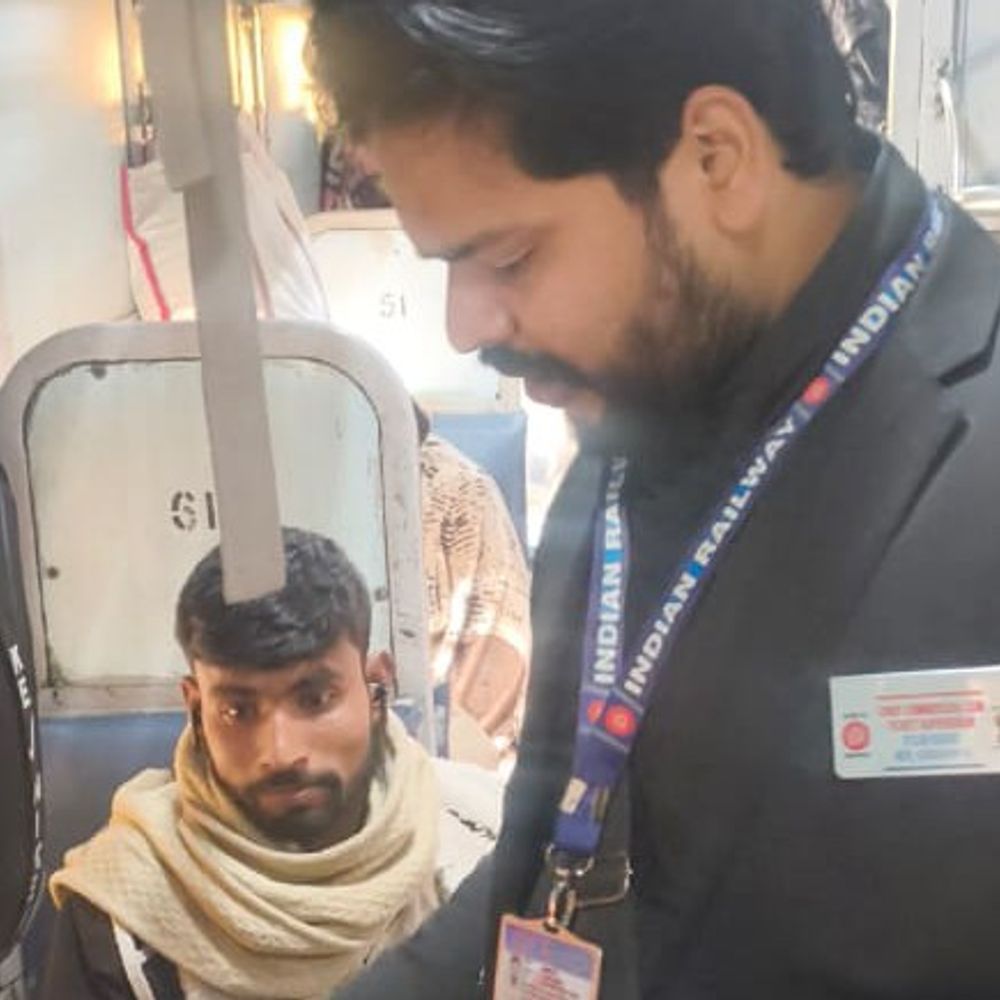 बस्ती रेलखंड पर 190 बिना टिकट यात्री पकड़े गए:रेलवे ने विशेष अभियान में 1.04 लाख रुपये का जुर्माना वसूला