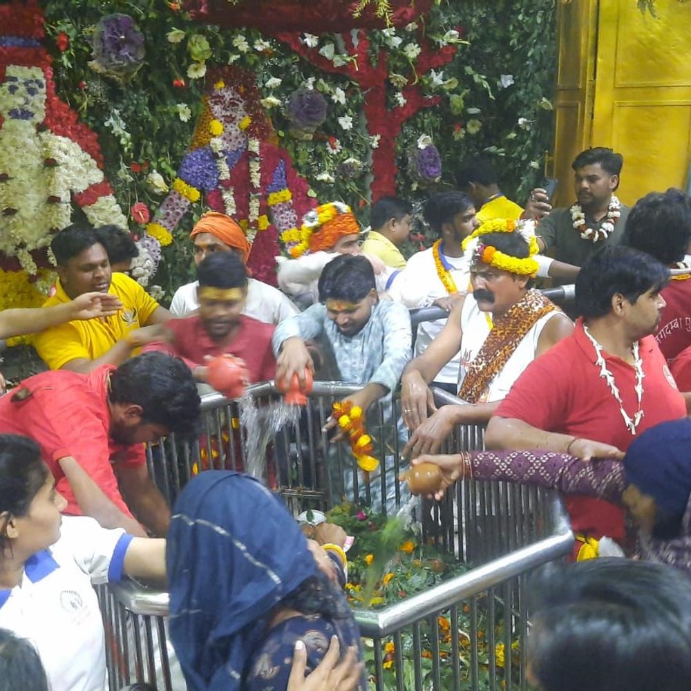 महाशिवरात्रि पर गरीब नाथ मंदिर में 2 KM लंबी लाइन:50 हजार से ज्यादा श्रद्धालुओं ने नवाया शीश, दूध-गंगाजल से जलाभिषेक; CCTV-ड्रोन से निगरानी