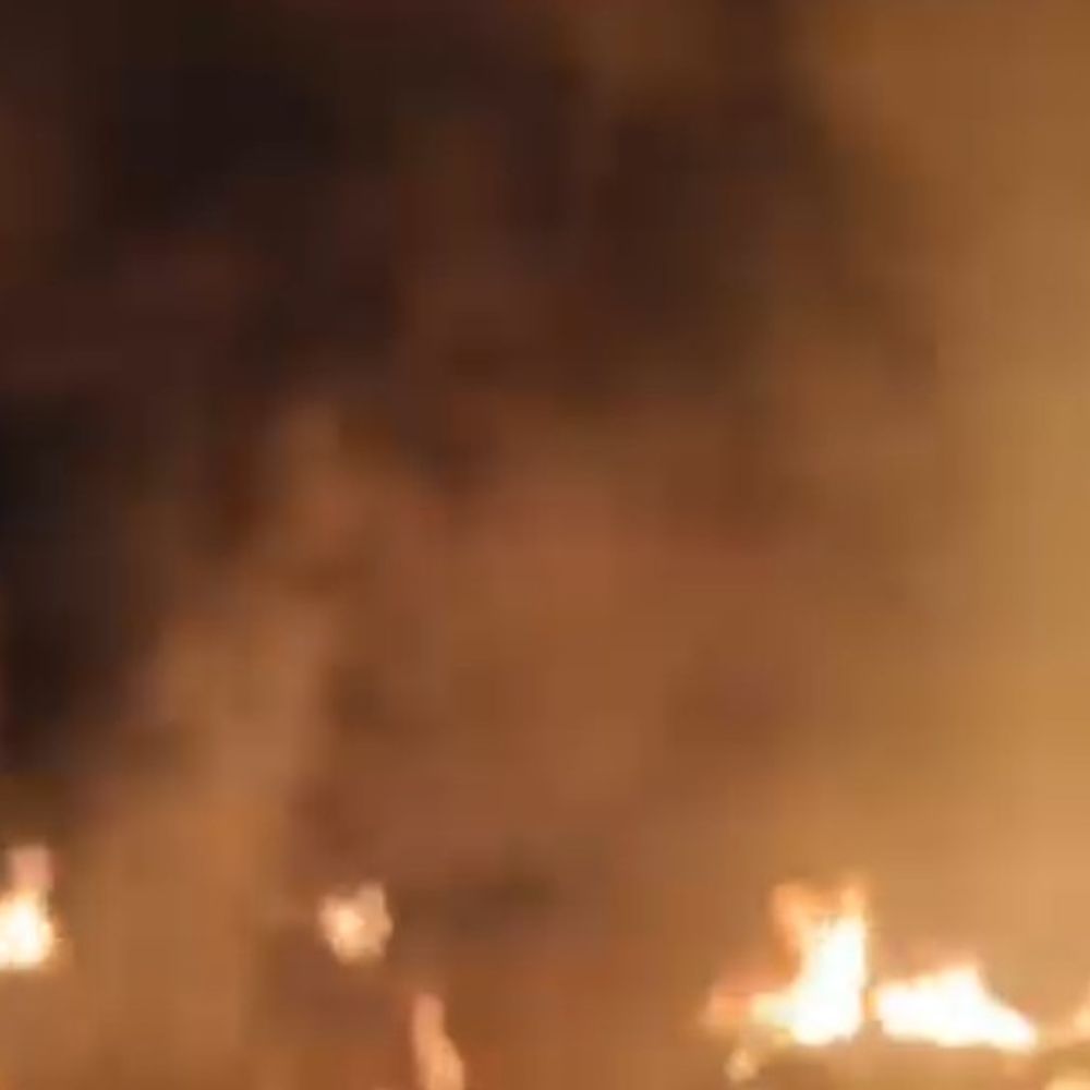 नवादा में धान से भरे खलिहान में लगी आग:हवा के तेज झोंकों से भड़का, लाखों की फसल जलकर राख