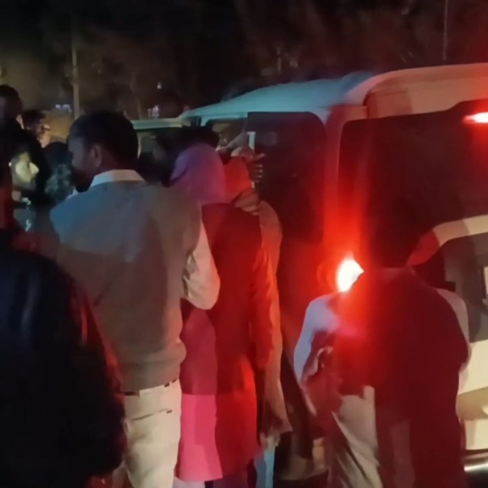 ई-रिक्शा ने साइकिल सवार को रौंदा, गंभीर घायल:हरदी मोह के पास हादसा, सदर अस्पताल में भर्ती