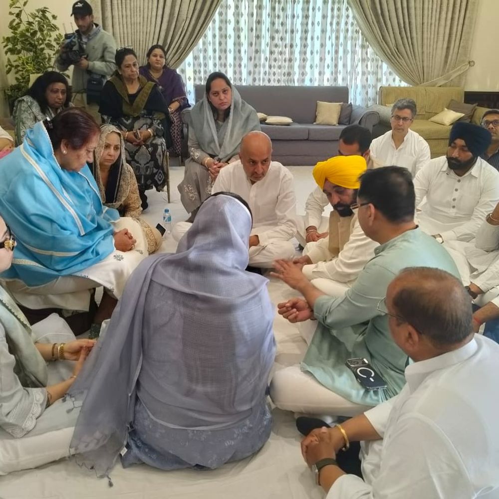 फाजिल्का में दिवंगत गिलहोत्रा के परिजनों से मिले CM मान:परिवार से दुख साझा किया, कैबिनेट मंत्री ससुर थे, क्षेत्र में शोक की लहर