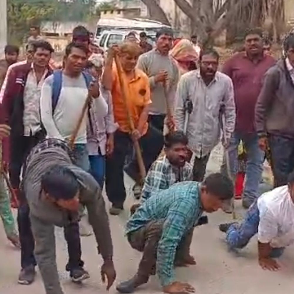 दिव्यांग, विधावाओं को 5 हजार पेंशन देने की मांग:आवास योजना का लाभ, नौकरी और रोजगार को लोन देने अपील; जमीन पर बैठे तहसीलदार