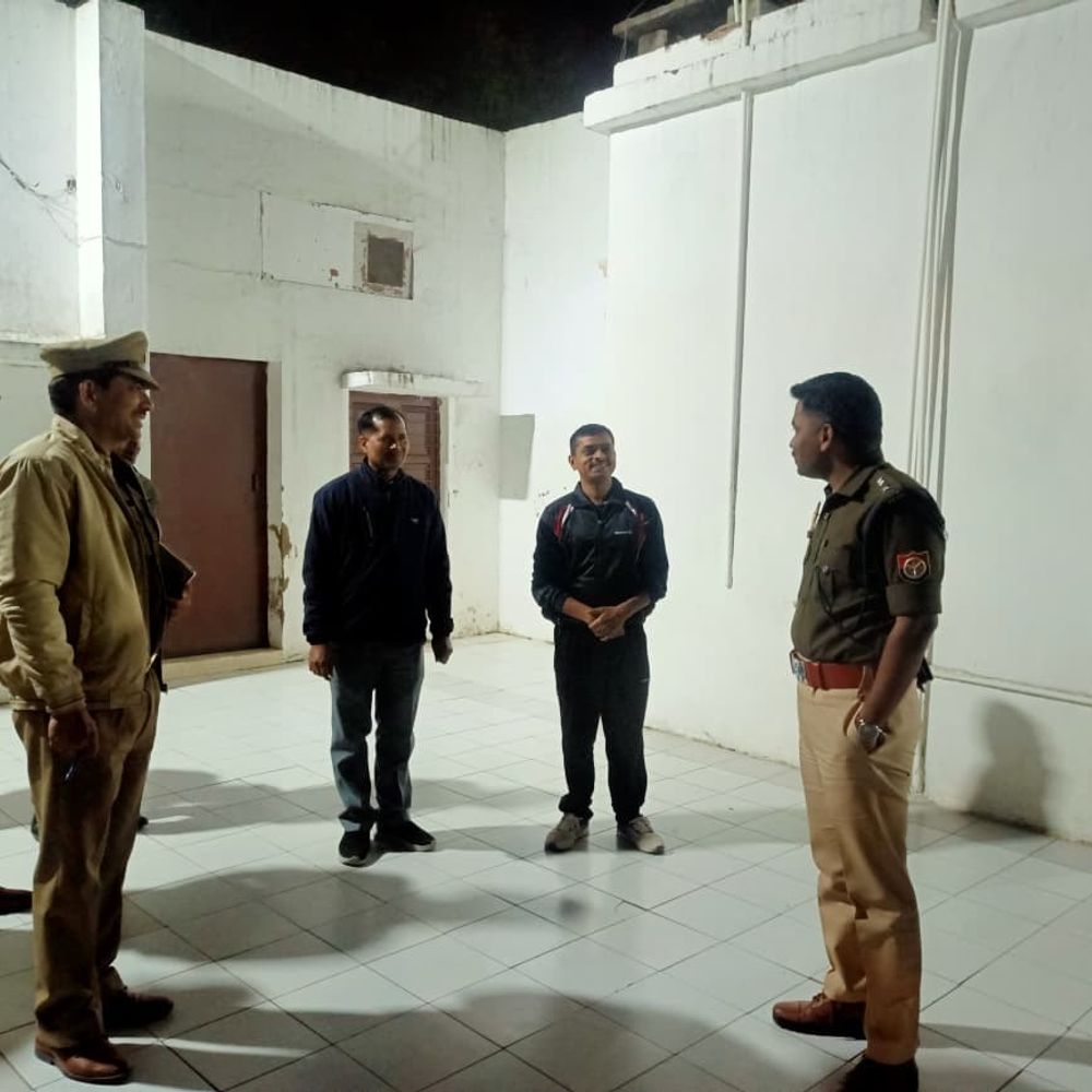 अमेठी SP ने सर्विलांस सेल, गोपनीय कार्यालय का निरीक्षण किया:देर रात मेस की गुणवत्ता भी जांची, कर्मचारियों को निर्देश दिए