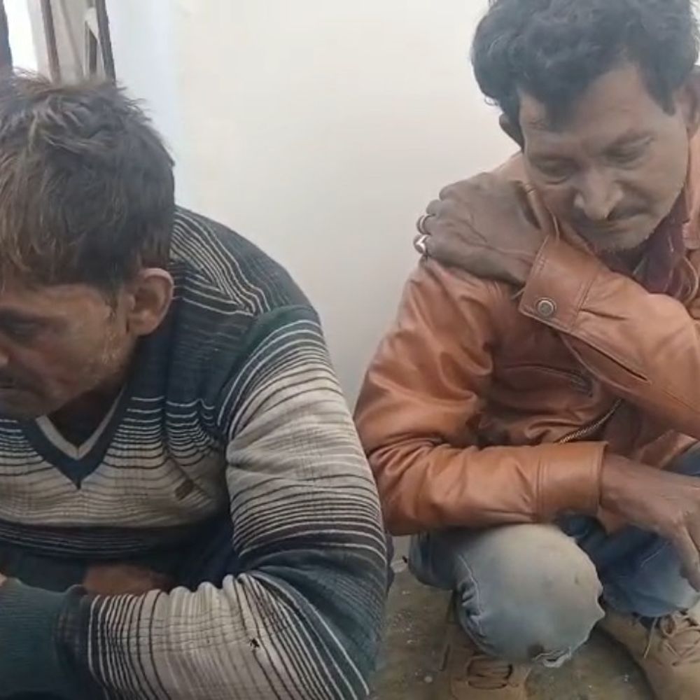 फतेहपुर में दिनदहाड़े चोरी करते दो चोर गिरफ्तार:स्थानीय लोगों ने पीटा, पुलिस ने किया गिरफ्तार; वीडियो वायरल