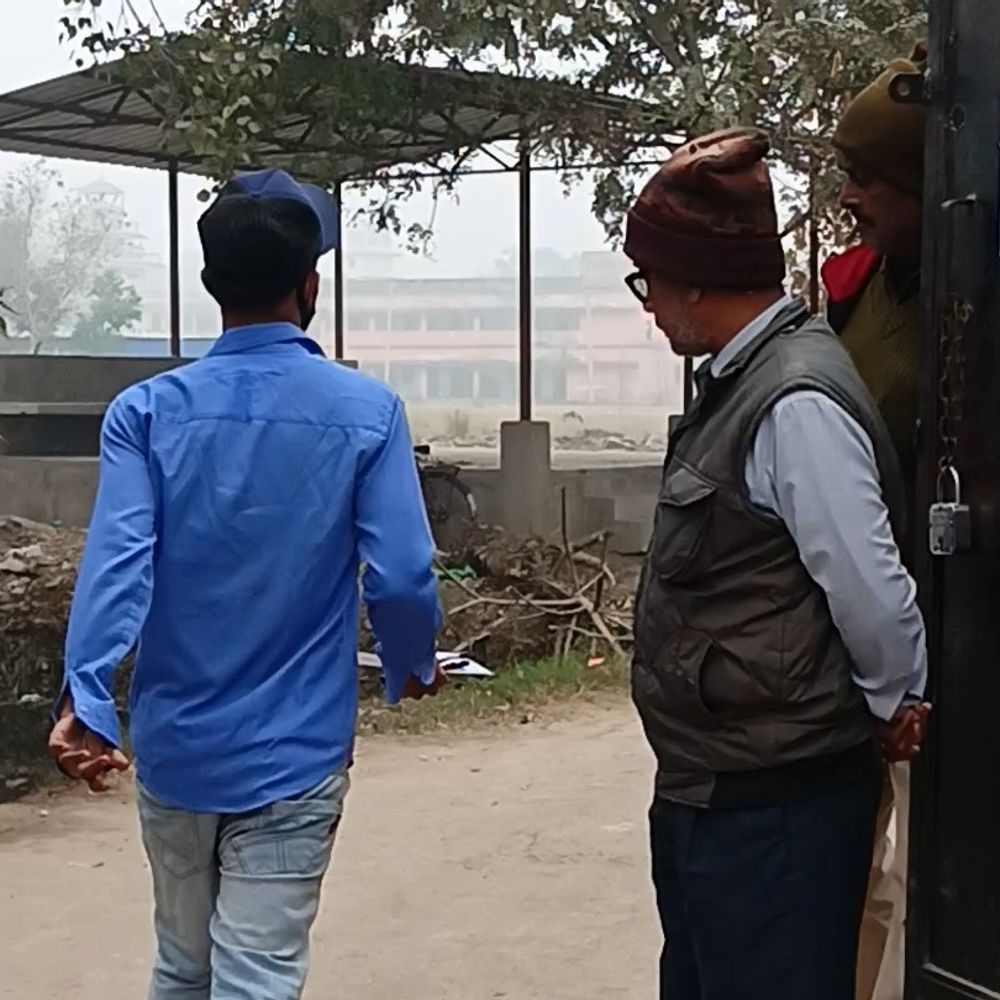 इंटर एग्जाम में आज हिंदी, इलेक्टिव सब्जेक्ट का पेपर:बेतिया में ठंड और कुहासे के बीच समय से पहले केंद्र पर पहुंचे छात्र