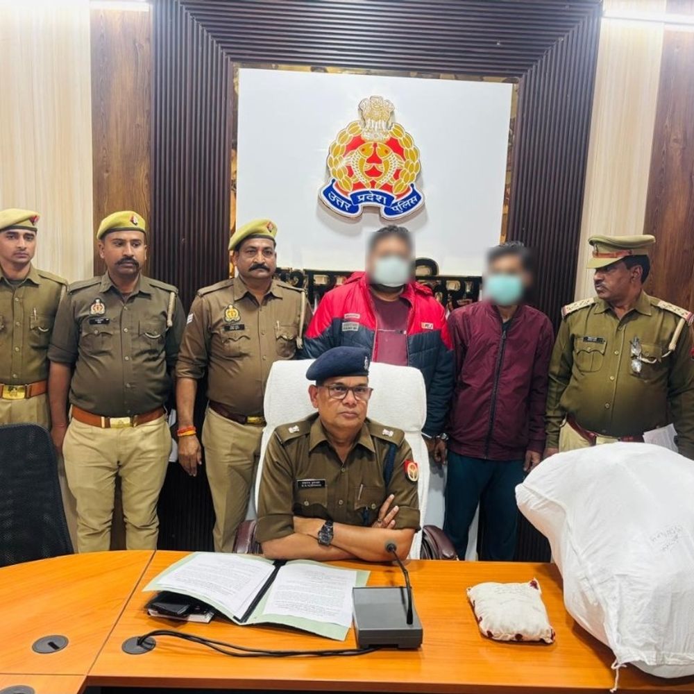 हाथरस में 20 किलो गांजा जब्त, दो तस्कर गिरफ्तार:ओडिशा से अलीगढ़ ले जा रहे थे, डस्टर कार भी बरामद