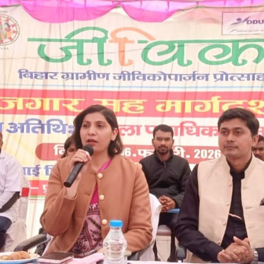 जीविका मेले में 256 युवाओं का ऑन-द-स्पॉट चयन:बक्सर में 875 ने कराया पंजीकरण; 14 कंपनियों ने लगाए स्टॉल