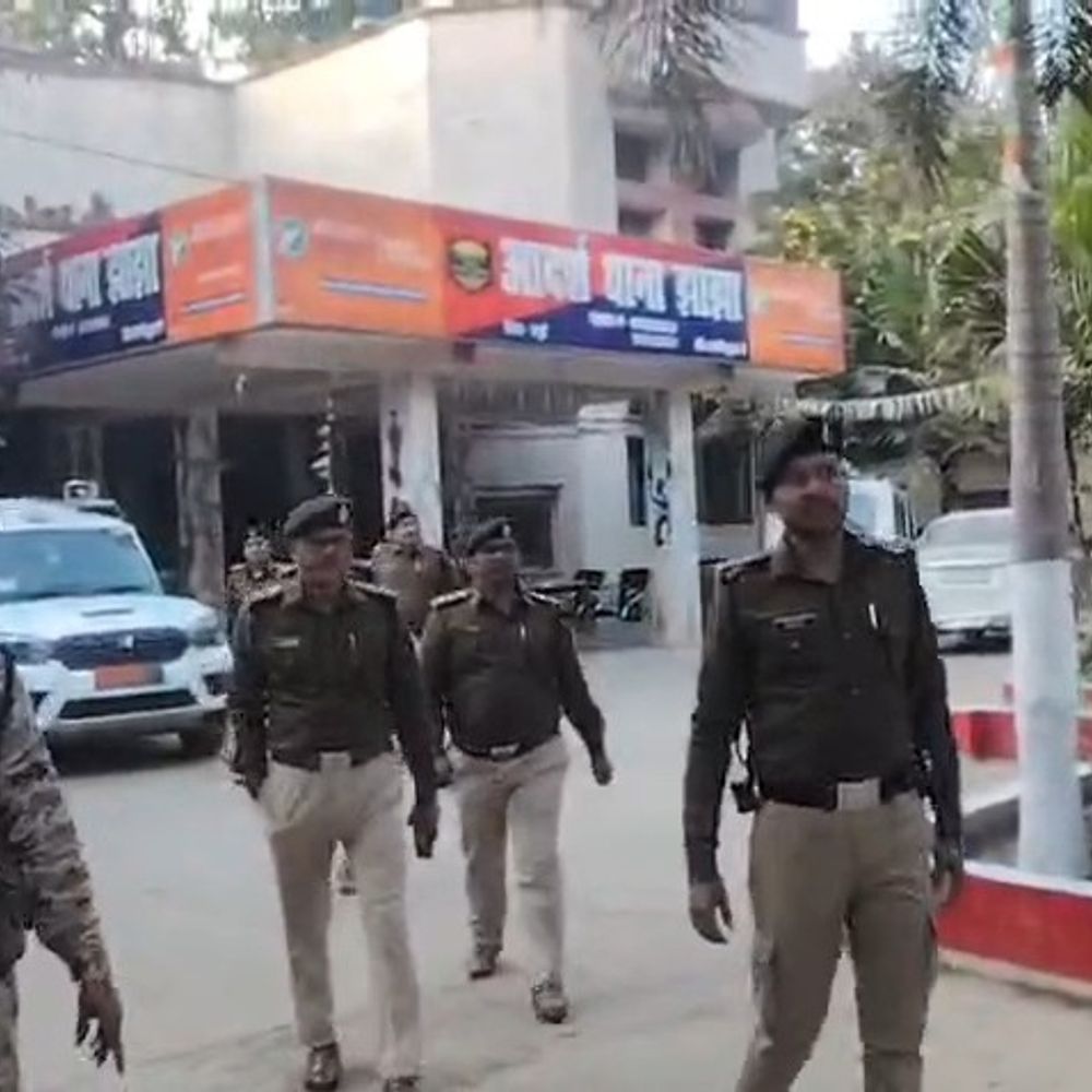 जमुई के झाझा थाना में किन्नरों का हंगामा:छेड़खानी और जान से मारने की धमकी पर आक्रोश, डायल 112 पर मदद नहीं मिलने का आरोप