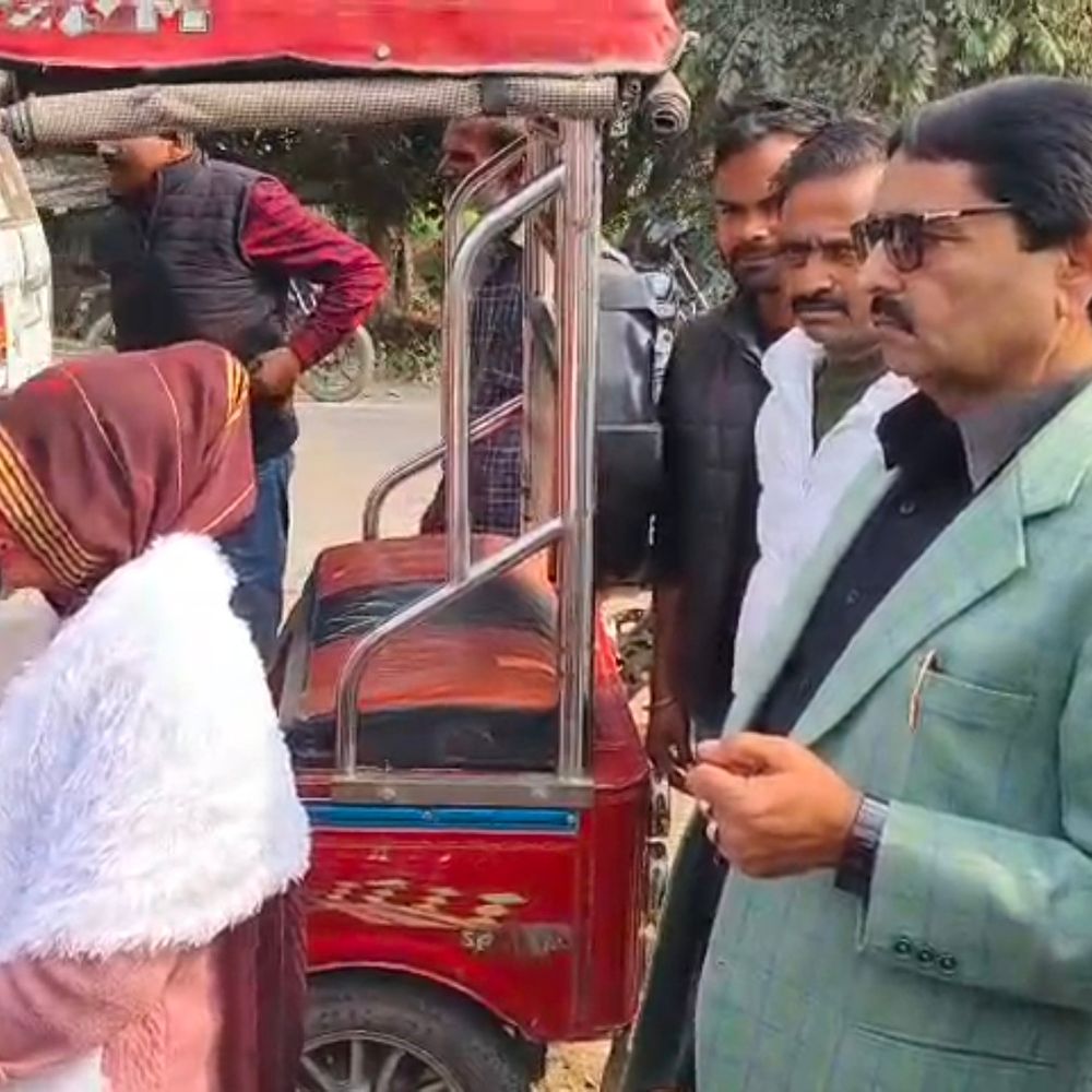 एंबुलेंस न मिलने पर गर्भवती महिला ई-रिक्शा सेजा रही थी:सदर विधायक सुरेश यादव ने अपनी गाड़ी से अस्पताल पहुंचाया