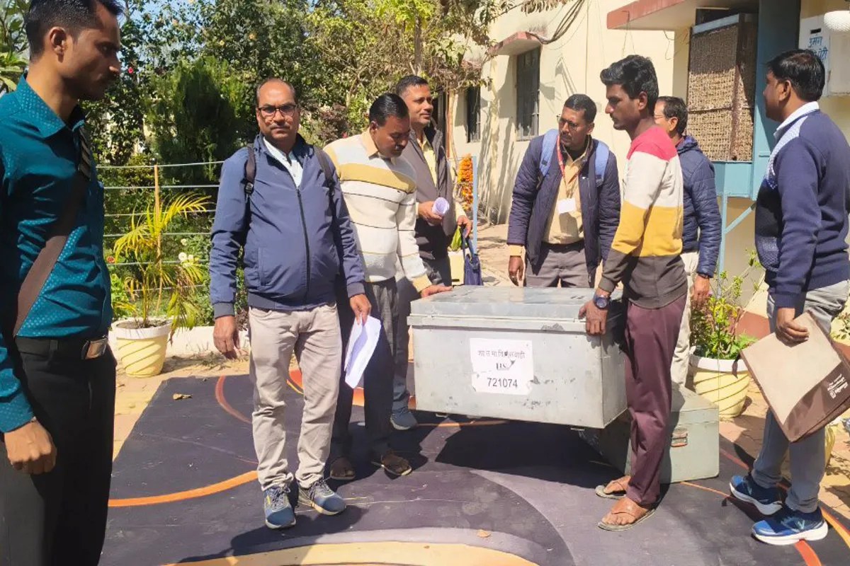 बोर्ड इमित्हान: 59 परीक्षा केंद्रों की सामग्री 5 बसों से सशस्त्र पुलिस बल के साथ उत्कृष्ट विद्यालय से रवाना