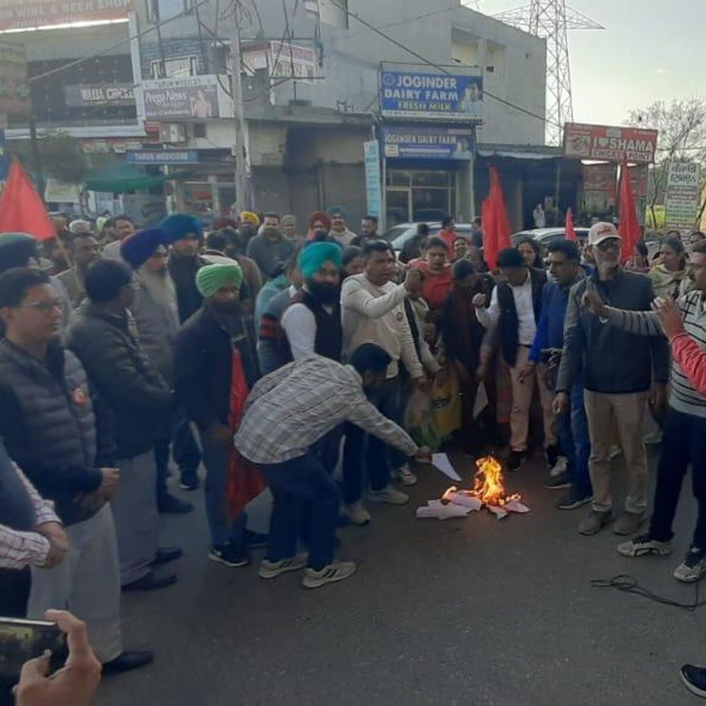 बरनाला में TET परीक्षा के खिलाफ शिक्षकों का प्रदर्शन:सरकारी पत्र की कॉपियां जलाईं, 22 फरवरी को आनंदपुर साहिब में बड़ा प्रदर्शन करेंगे