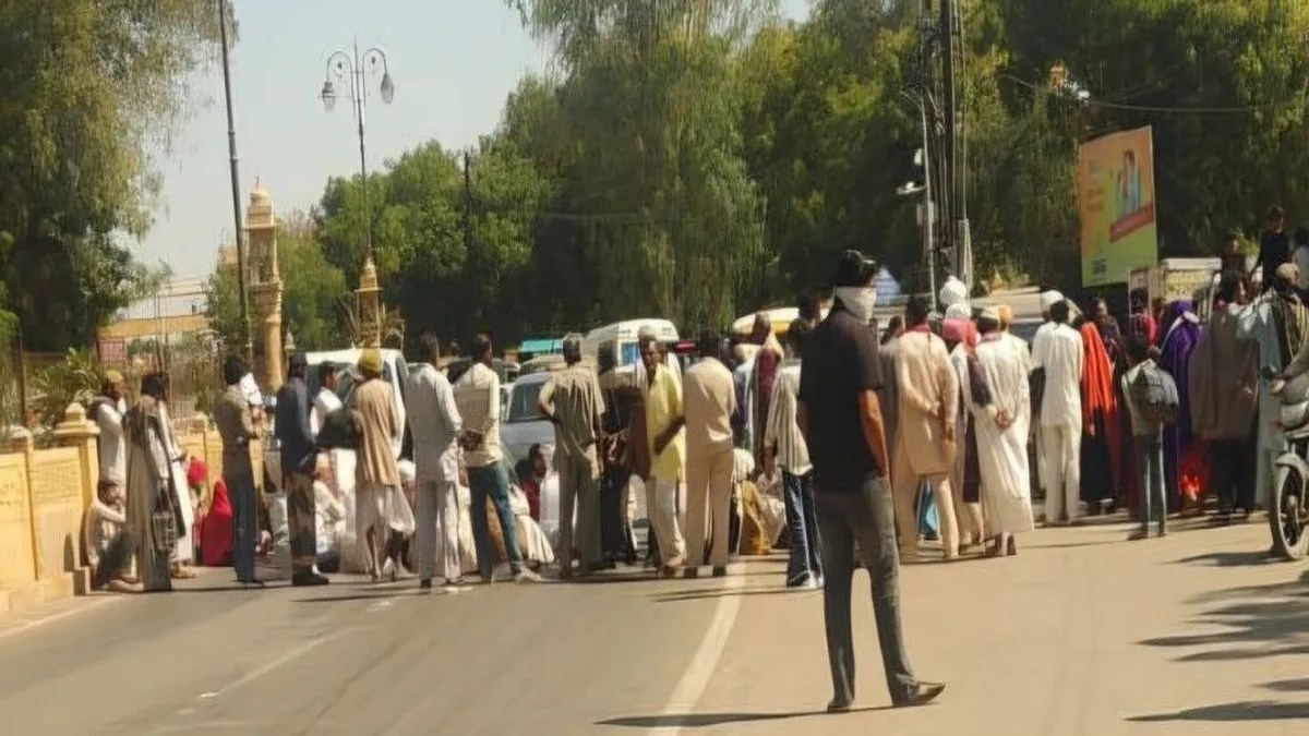 फिर नहीं मिले बैंक से पैसे, ग्रामीणों ने सडक़ रोकी