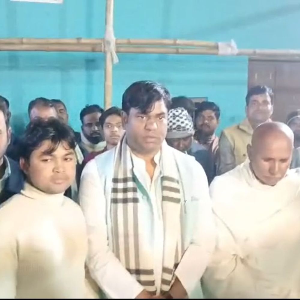 VIP प्रमुख मुकेश सहनी बेतिया पहुंचे:जिलाध्यक्ष के भाई के श्राद्धकर्म में हुए शामिल